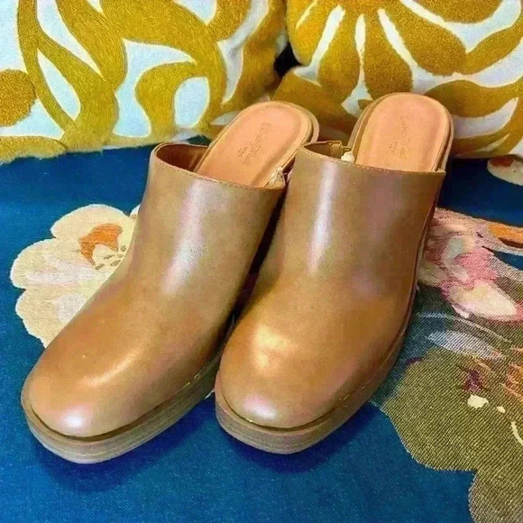 Universal Thread Clogs - Picture 3 of 4